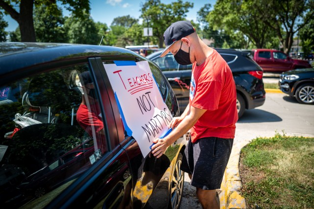 Teachers protest school reopening (cc) Phil Roeder https://flic.kr/p/2jpvtBf